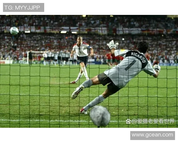 足球巨星感人告别瞬间跪地致敬球迷的动人时刻回顾 足球巨星感人告别瞬间跪地致敬球迷的动人时刻回顾